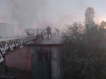 Müstakil evde yangın çıktı, evi eşinin yaktığını iddia etti
