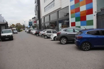 Müşteri otoparkı ama tek park edemeyen müşteriler
