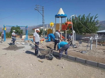 Mut’ta parklarda temizlik ve onarım çalışması yapılıyor
