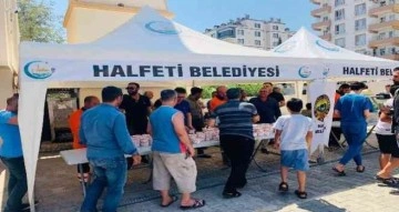 Namaz sonrası cemaate aşure dağıtıldı