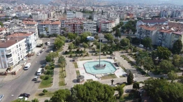 Nazilli Belediyesi, Cumhuriyet Parkı’nı temizledi
