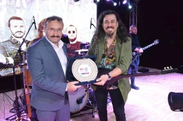 Necati ve Saykolar müzik grubu Emetli gençleri coşturdu
