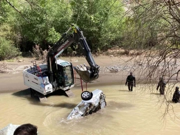 Nehirde kaybolan otomobile ulaşıldı, kayıp şahıs aranıyor
