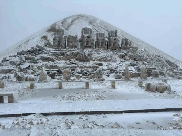 Nemrut’a mevsimin ilk karı yağdı
