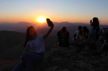 Nemrut Dağı’nda hafta sonu turist yoğunluğu yaşandı
