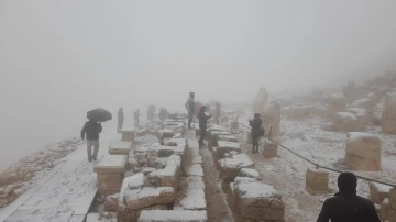 Nemrut’ta turistlere kar sürprizi
