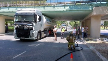   Bakırköy'de akaryakıt dolu tır alt geçide sıkıştı