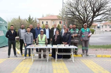 Nevşehir’de Mezarlıklara gelen vatandaşlara Yasin-İ Şerif dağıtıldı
