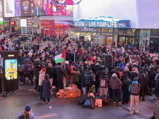 New York Times Meydanı’nda teravih namazı: Ramazan coşkusu ve Filistin’e destek
