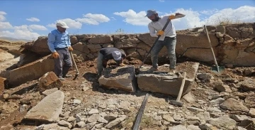 ’Neynik taşı’nın Bilican’ın eteklerinden yapılara uzanan zorlu yolculuğu
