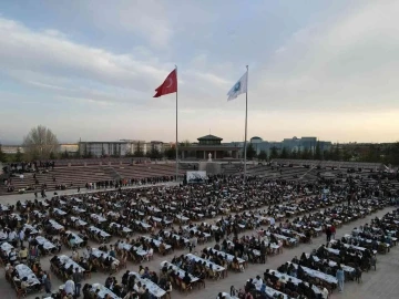 Niğde Belediye Başkanı Özdemir üniversiteli öğrencilerle iftarda buluştu
