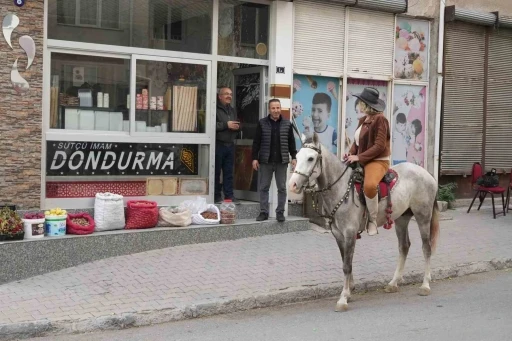 Niğde’nin kadın kovboy muhtarı, atıyla mahalle sakinlerini ziyaret ediyor
