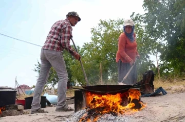 Nohudun kum ve ateşle dansı
