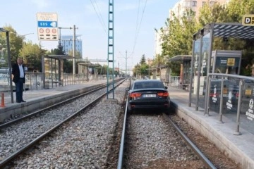 Normal yol diye tramvay yoluna giren sürücü alkollü çıktı