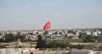 Nusaybin’de Suriye sınırına yakın noktada Türk bayrağı dikildi