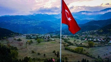 Oba köyünün bayrak aşkı
