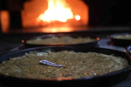 Odun ateşinde pişirilen iftar ve sahur sofralarının vazgeçilmezi: ‘Tahinli pide’
