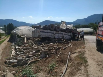 Odun yüklü kamyon seraya devrildi: 2 yaralı
