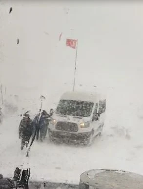 Öğrenci servisi karda mahsur kaldı, ekipler seferber oldu
