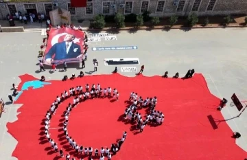 Öğrenci ve öğretmenlerden 19 Mayıs kareografisi