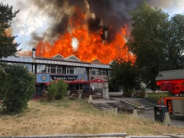 Öğrenci yemekhanesindeki yangında alevler gökyüzünü sardı
