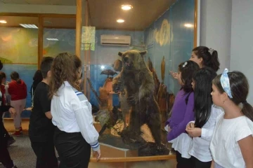 Öğrenciler Doldurulmuş Hayvan Müzesini ilgi ile gezdi
