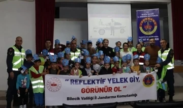 Öğrenciler, Jandarma ekipleri tarafından bilgilendiriliyor
