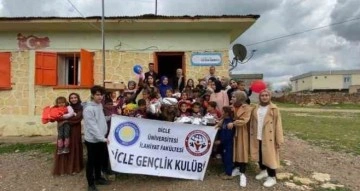 Öğrenciler köy okulunda minik kardeşlerini sevindirdi