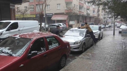 Öğrenciler sınav stresini kar topu oynayarak attı