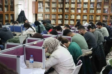 Öğrenciler sınavlara büyükşehir kütüphanelerinde hazırlanıyor

