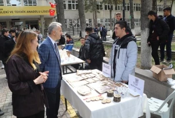 Öğrencilerden 'Deprem Kardeşliğimizi Yıkamaz' kermesi