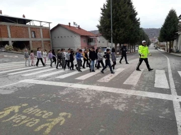 Öğrencilere trafik kuralları öğretiliyor
