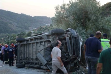 Öğrencileri taşıyan minibüs şarampole devrildi: 20 yaralı
