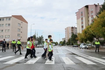 Öğrencilerin güvenliği için trafik işaretleri yenilendi
