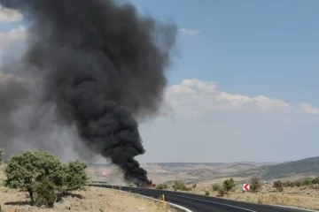 Öğretmen çift ve bebekleri yanan otomobilden son anda kurtarıldı
