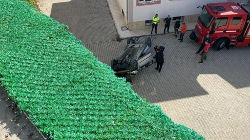 Okul bahçesine düşen otomobilin sürücüsü yaralandı