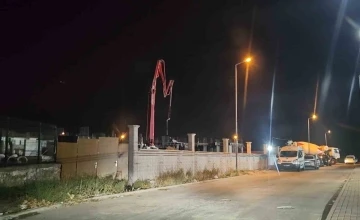 Okul inşaatında beton mikserinin hortumu çarptı, ağır yaralandı
