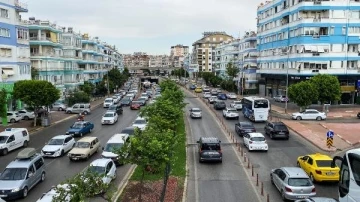 Okullar açıldı, trafik durma noktasına geldi