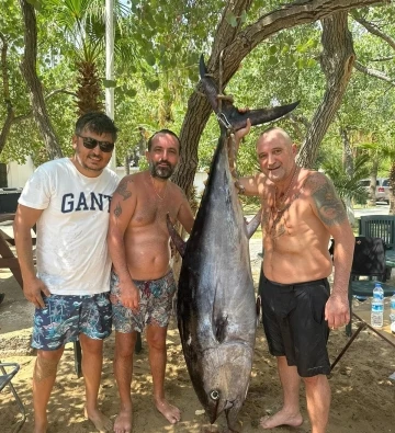 Oltalarına 160 kiloluk orkinos takılan amatör balıkçılar zor anlar yaşadı
