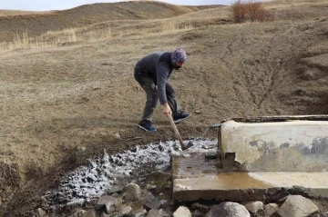 Oltu’nun yüksek kesimlerinde sular donmaya başladı
