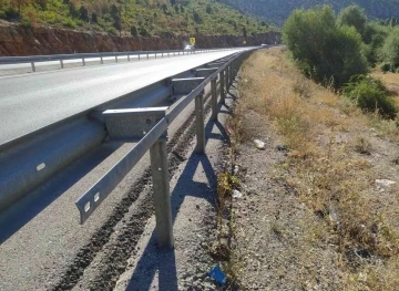 ‘Ölüm virajı’ndaki demir bariyerleri çaldılar
