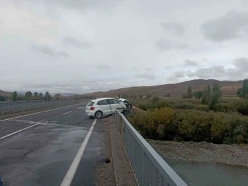 Ölüme ramak kala: Otomobil köprüde asılı kaldı
