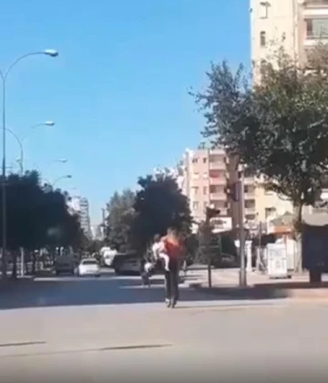 Ölümlere neden olan scooterda bebeğini taşıdı
