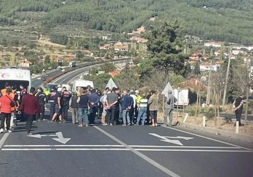 Ölümlü kaza sonrası yolu kapattılar
