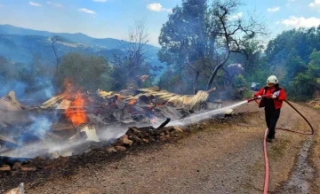 Ordu’da elektrik kontağından çıkan yangın bir evi küle çevirdi
