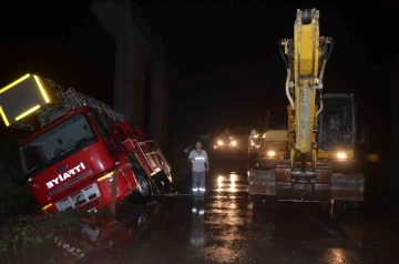 Ordu’da görevden dönen itfaiye aracı yan yattı: 1 itfaiye eri yaralı
