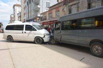 Ordu’da minibüsler çarpıştı: 2 yaralı
