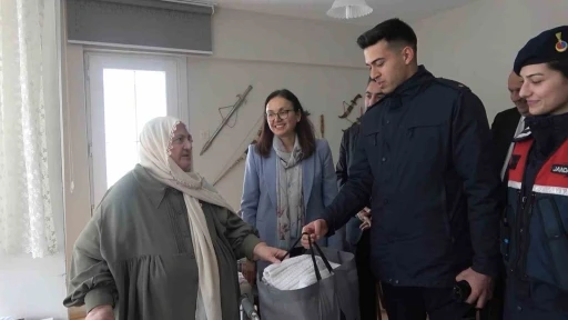 Ördükleri berelerle Mehmetçiğin yüreğini ısıtan Sabahat ve Selma nineye teşekkür ziyareti
