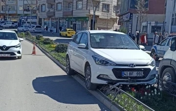 Orta refüje çıkarak kaza yapan yaşlı adam yaralandı
