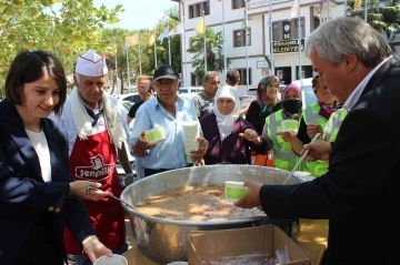 Osmaneli’nde 3 bin kişiye aşure dağıtıldı
